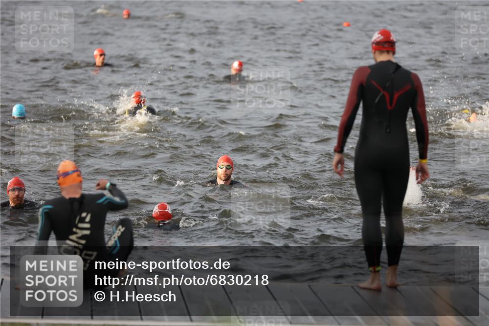 25.08.2024 - Elbe Triathlon Hamburg H.Heesch http://msf.ph/oto/6830218 25.08.2024 07:56:15 Schwimmen  meine-sportfotos.de