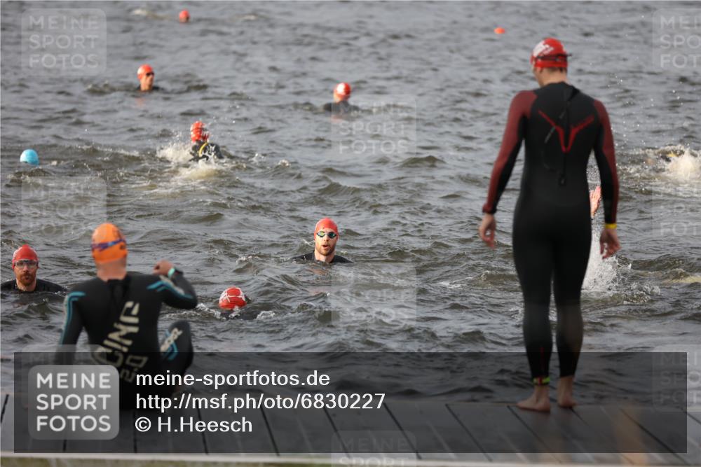 25.08.2024 - Elbe Triathlon Hamburg H.Heesch http://msf.ph/oto/6830227 25.08.2024 07:56:15 Schwimmen  meine-sportfotos.de
