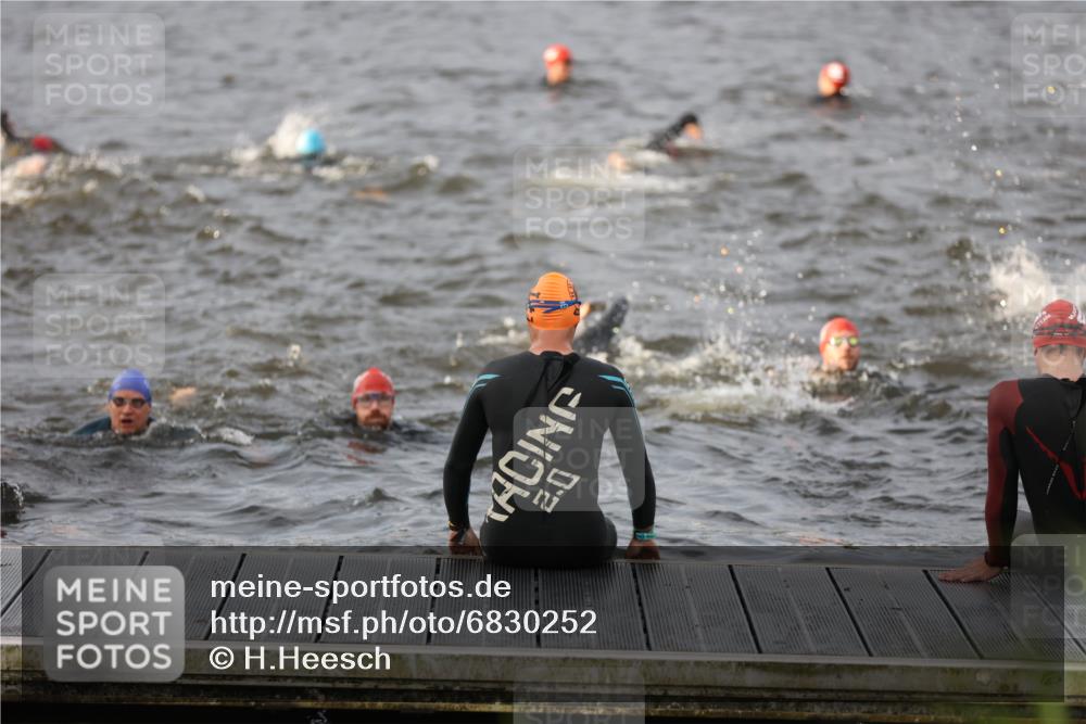 25.08.2024 - Elbe Triathlon Hamburg H.Heesch http://msf.ph/oto/6830252 25.08.2024 07:56:17 Schwimmen  meine-sportfotos.de