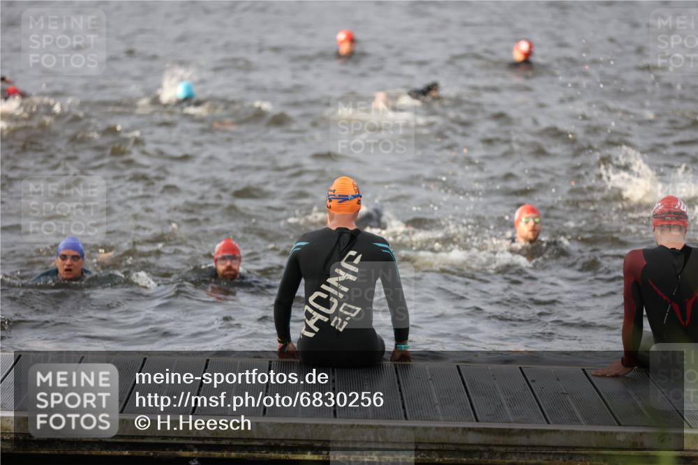 25.08.2024 - Elbe Triathlon Hamburg H.Heesch http://msf.ph/oto/6830256 25.08.2024 07:56:17 Schwimmen  meine-sportfotos.de