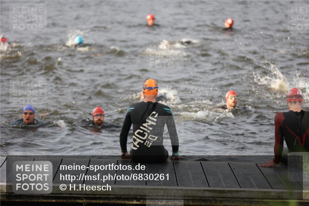25.08.2024 - Elbe Triathlon Hamburg H.Heesch http://msf.ph/oto/6830261 25.08.2024 07:56:17 Schwimmen  meine-sportfotos.de