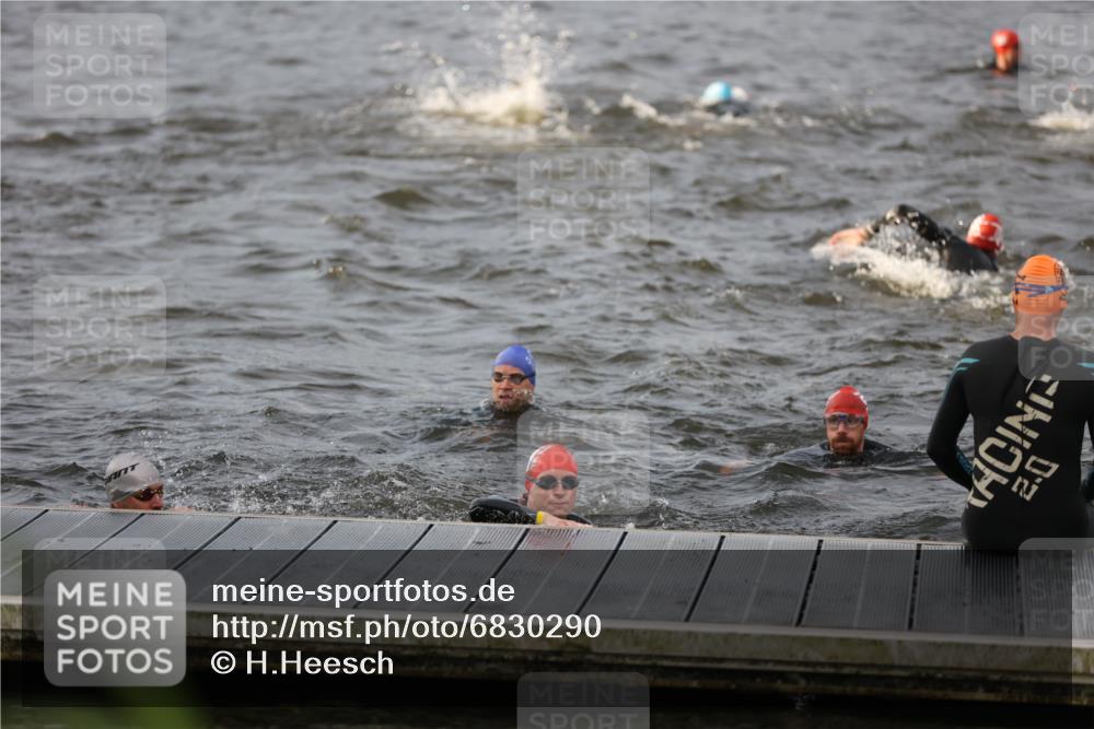 25.08.2024 - Elbe Triathlon Hamburg H.Heesch http://msf.ph/oto/6830290 25.08.2024 07:56:20 Schwimmen  meine-sportfotos.de