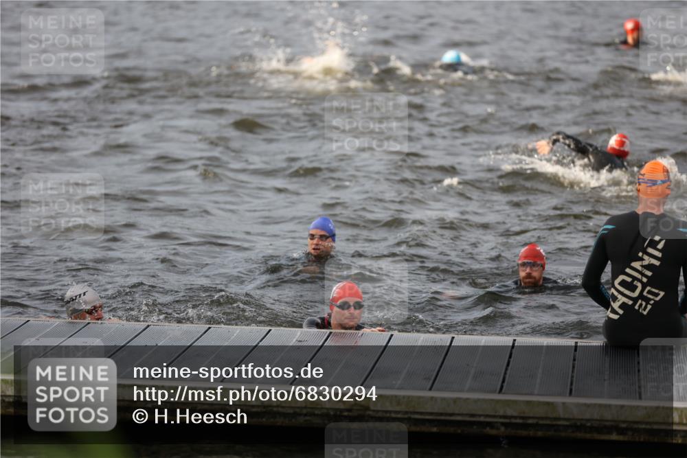 25.08.2024 - Elbe Triathlon Hamburg H.Heesch http://msf.ph/oto/6830294 25.08.2024 07:56:20 Schwimmen  meine-sportfotos.de