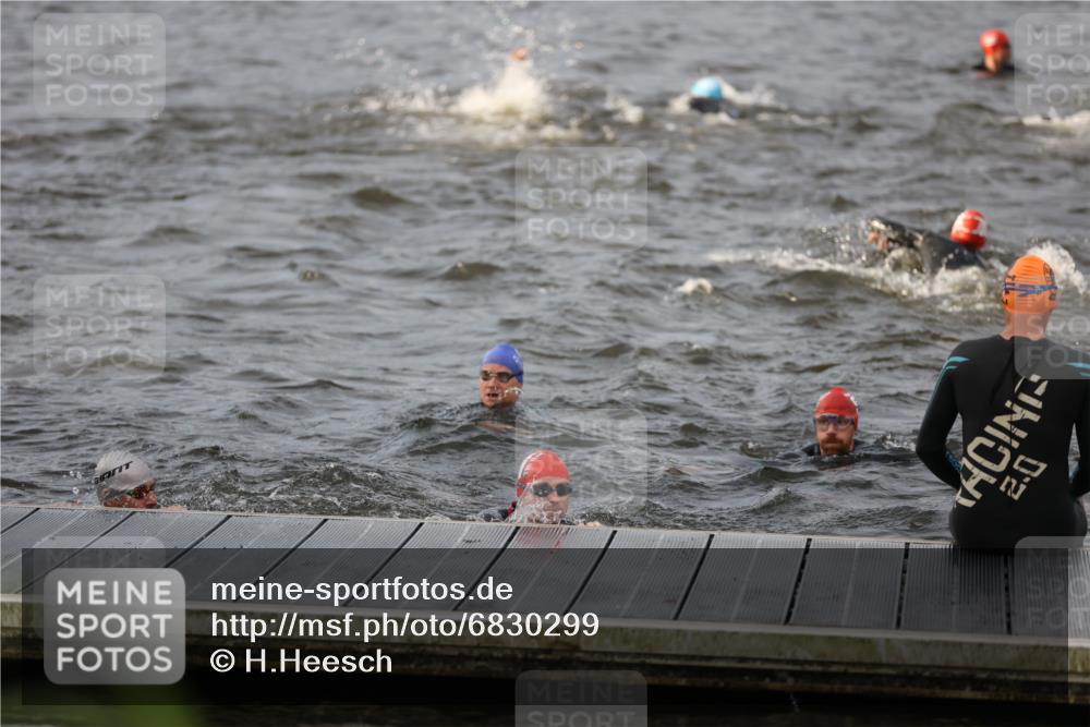 25.08.2024 - Elbe Triathlon Hamburg H.Heesch http://msf.ph/oto/6830299 25.08.2024 07:56:20 Schwimmen  meine-sportfotos.de