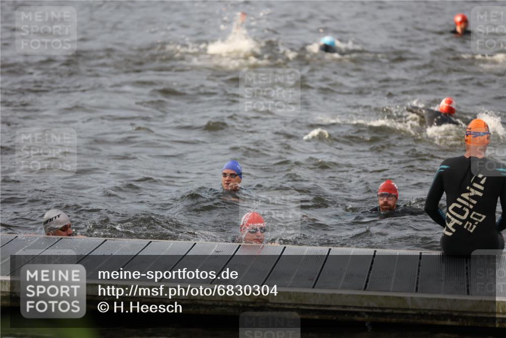 25.08.2024 - Elbe Triathlon Hamburg H.Heesch http://msf.ph/oto/6830304 25.08.2024 07:56:20 Schwimmen  meine-sportfotos.de