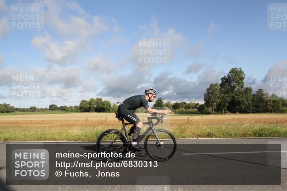 25.08.2024 - Elbe Triathlon Hamburg Fuchs,  Jonas http://msf.ph/oto/6830313 25.08.2024 09:20:39 Radfahren 316, 159, 245, 80, 433 meine-sportfotos.de