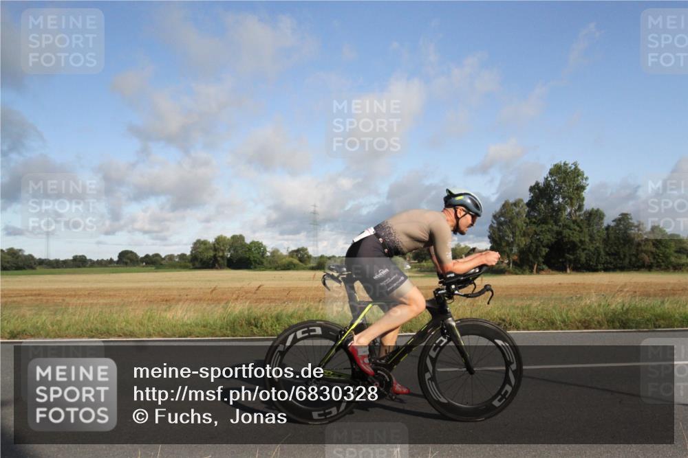 25.08.2024 - Elbe Triathlon Hamburg Fuchs,  Jonas http://msf.ph/oto/6830328 25.08.2024 09:20:55 Radfahren 100, 203, 1850, 89, 399 meine-sportfotos.de