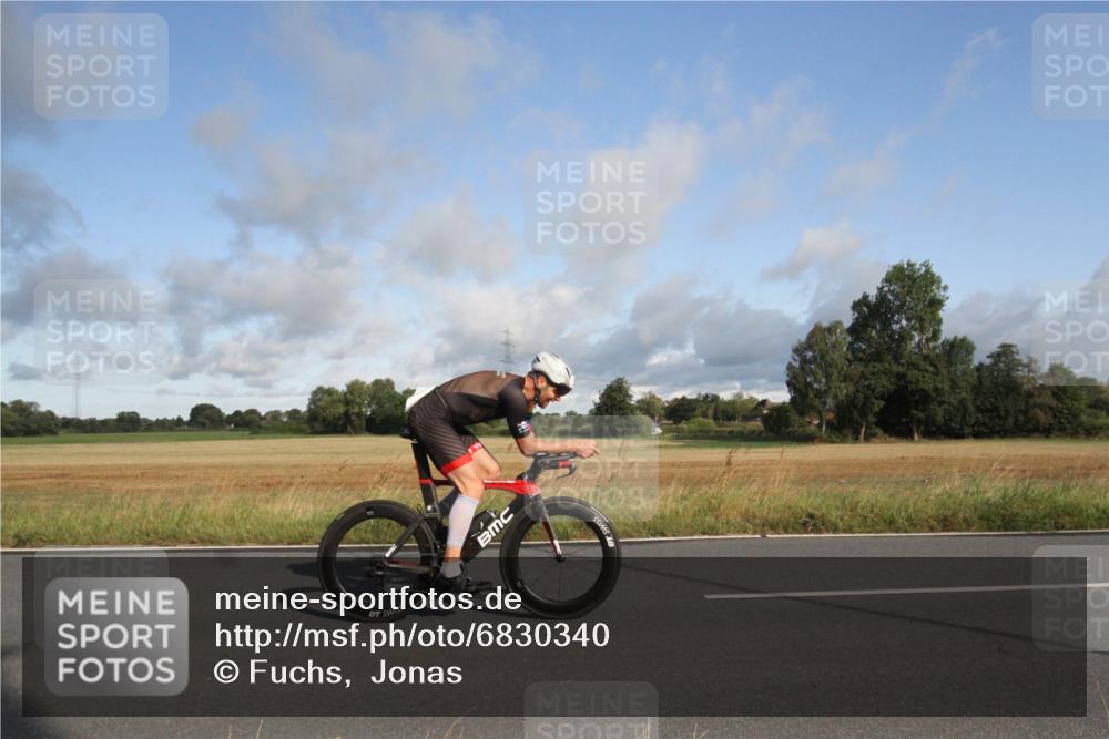25.08.2024 - Elbe Triathlon Hamburg Fuchs,  Jonas http://msf.ph/oto/6830340 25.08.2024 09:20:59 Radfahren 100, 203, 1850, 89, 399, 267, 79 meine-sportfotos.de
