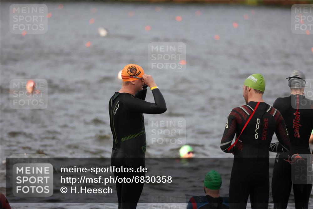 25.08.2024 - Elbe Triathlon Hamburg H.Heesch http://msf.ph/oto/6830358 25.08.2024 07:56:38 Schwimmen  meine-sportfotos.de