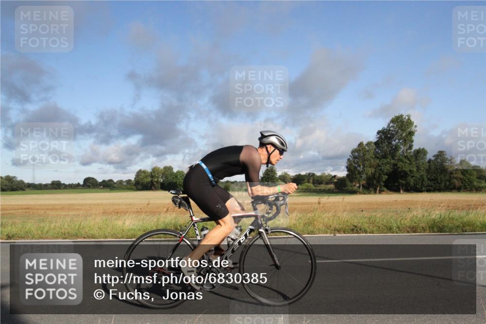 25.08.2024 - Elbe Triathlon Hamburg Fuchs,  Jonas http://msf.ph/oto/6830385 25.08.2024 09:21:23 Radfahren 246, 298, 311 meine-sportfotos.de