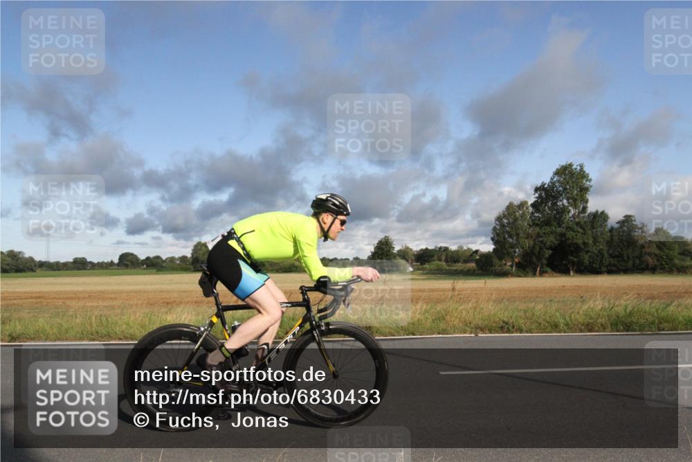 25.08.2024 - Elbe Triathlon Hamburg Fuchs,  Jonas http://msf.ph/oto/6830433 25.08.2024 09:21:48 Radfahren 92, 294, 34, 280, 190, 84 meine-sportfotos.de