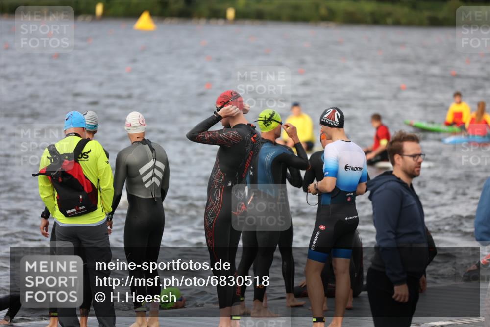 25.08.2024 - Elbe Triathlon Hamburg H.Heesch http://msf.ph/oto/6830518 25.08.2024 07:58:34 Schwimmen  meine-sportfotos.de