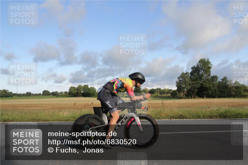 25.08.2024 - Elbe Triathlon Hamburg Fuchs,  Jonas http://msf.ph/oto/6830520 25.08.2024 09:22:43 Radfahren 91, 327, 209, 45 meine-sportfotos.de