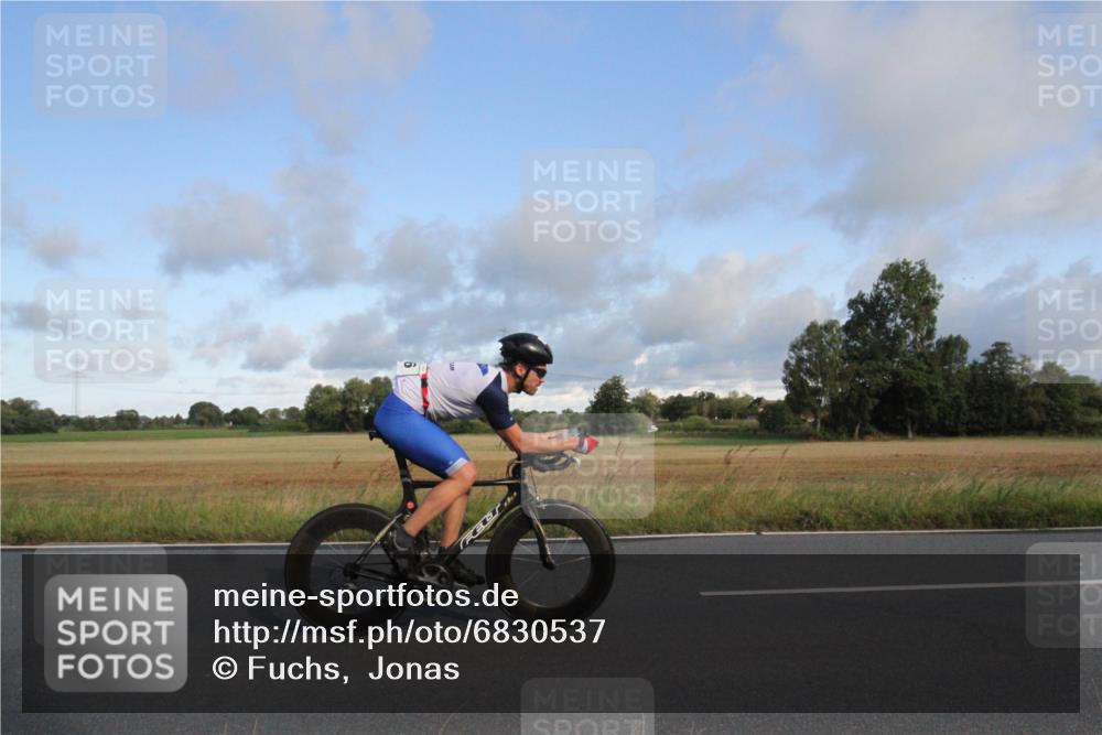 25.08.2024 - Elbe Triathlon Hamburg Fuchs,  Jonas http://msf.ph/oto/6830537 25.08.2024 09:22:51 Radfahren 443, 266, 56 meine-sportfotos.de