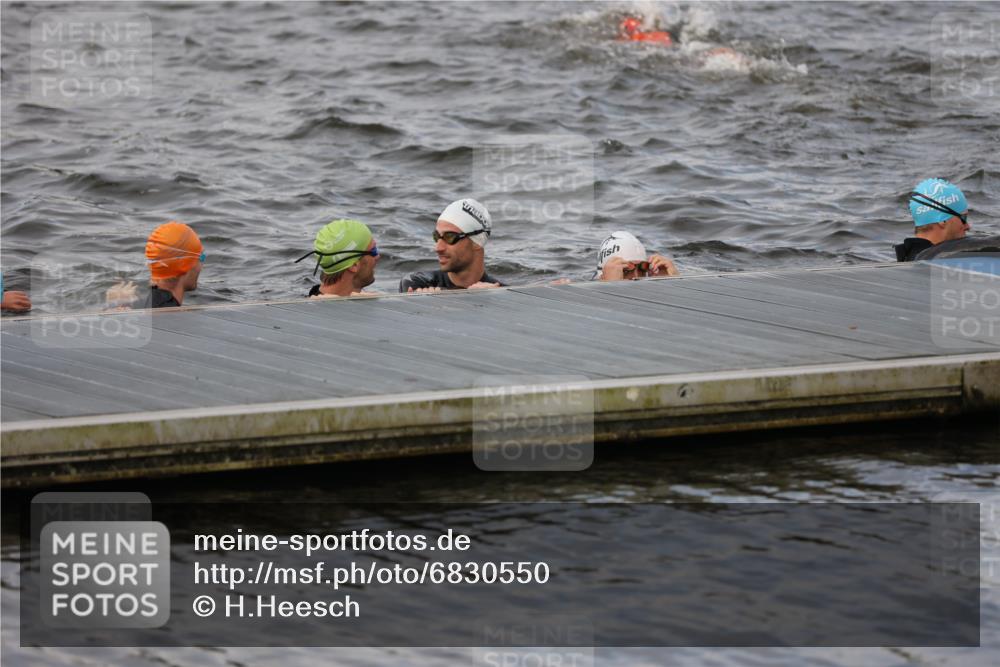 25.08.2024 - Elbe Triathlon Hamburg H.Heesch http://msf.ph/oto/6830550 25.08.2024 07:58:40 Schwimmen  meine-sportfotos.de