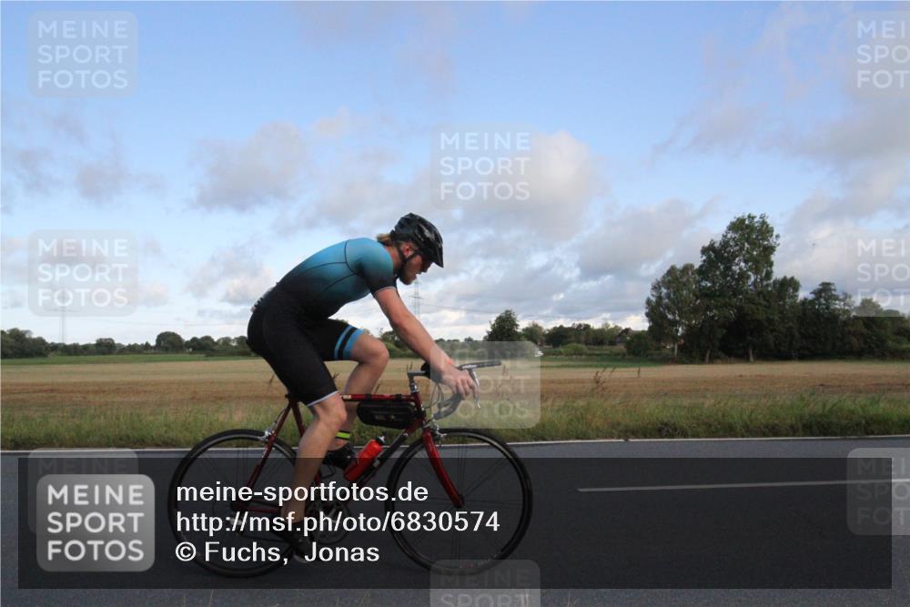 25.08.2024 - Elbe Triathlon Hamburg Fuchs,  Jonas http://msf.ph/oto/6830574 25.08.2024 09:23:24 Radfahren 367, 198, 167, 258 meine-sportfotos.de