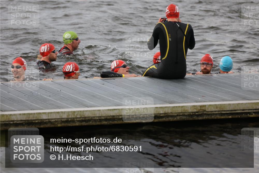 25.08.2024 - Elbe Triathlon Hamburg H.Heesch http://msf.ph/oto/6830591 25.08.2024 07:58:45 Schwimmen  meine-sportfotos.de