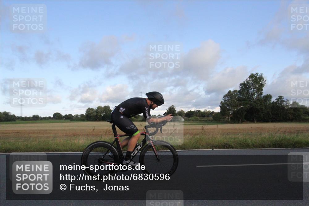 25.08.2024 - Elbe Triathlon Hamburg Fuchs,  Jonas http://msf.ph/oto/6830596 25.08.2024 09:23:39 Radfahren 64, 342, 35, 153 meine-sportfotos.de