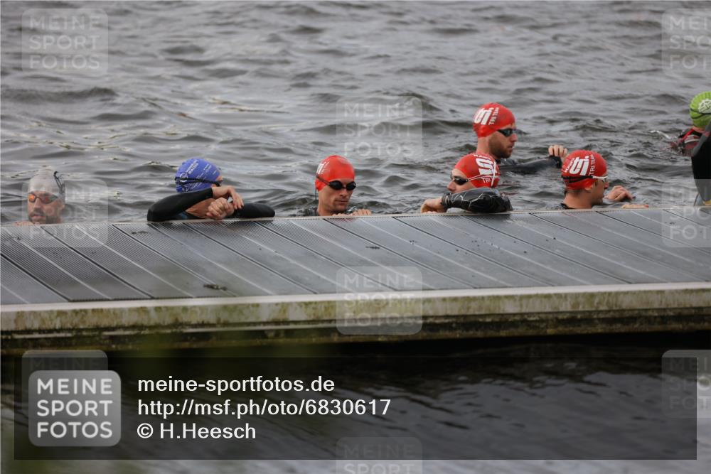 25.08.2024 - Elbe Triathlon Hamburg H.Heesch http://msf.ph/oto/6830617 25.08.2024 07:58:47 Schwimmen  meine-sportfotos.de