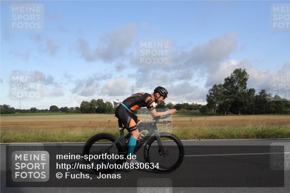 25.08.2024 - Elbe Triathlon Hamburg Fuchs,  Jonas http://msf.ph/oto/6830634 25.08.2024 09:24:03 Radfahren 142, 369, 76, 74, 117 meine-sportfotos.de