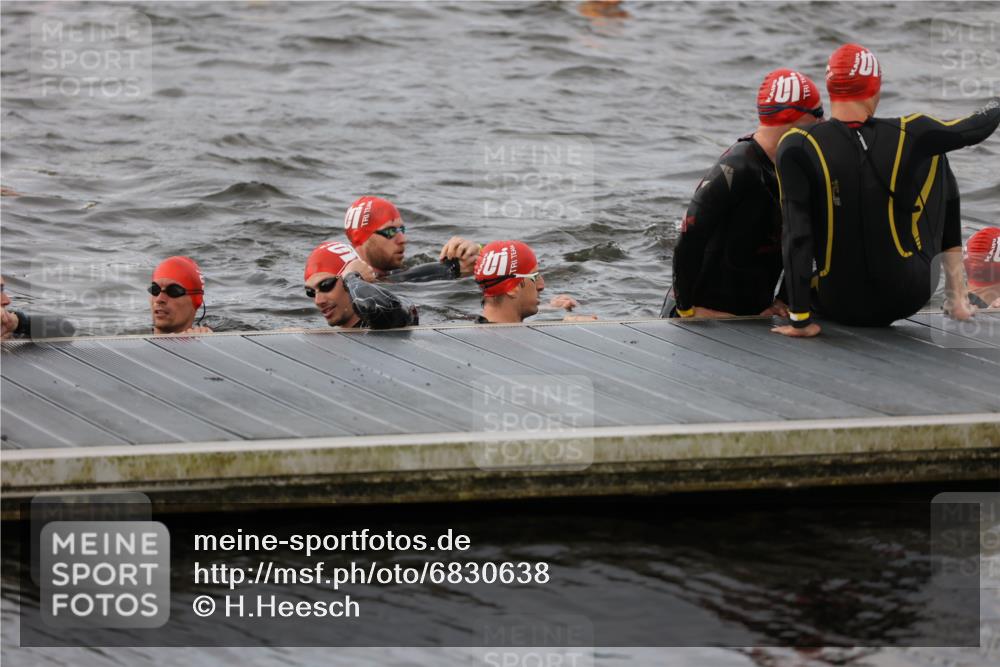 25.08.2024 - Elbe Triathlon Hamburg H.Heesch http://msf.ph/oto/6830638 25.08.2024 07:58:48 Schwimmen  meine-sportfotos.de