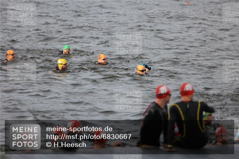 25.08.2024 - Elbe Triathlon Hamburg H.Heesch http://msf.ph/oto/6830667 25.08.2024 07:58:50 Schwimmen  meine-sportfotos.de