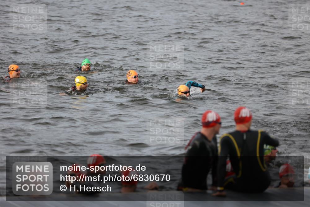 25.08.2024 - Elbe Triathlon Hamburg H.Heesch http://msf.ph/oto/6830670 25.08.2024 07:58:50 Schwimmen  meine-sportfotos.de