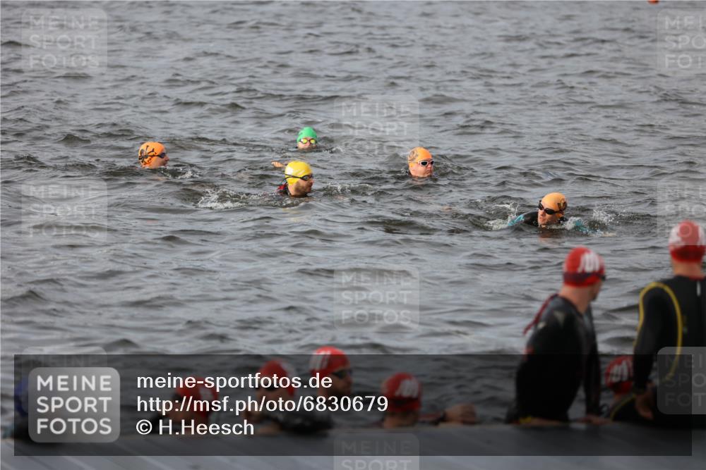 25.08.2024 - Elbe Triathlon Hamburg H.Heesch http://msf.ph/oto/6830679 25.08.2024 07:58:51 Schwimmen  meine-sportfotos.de