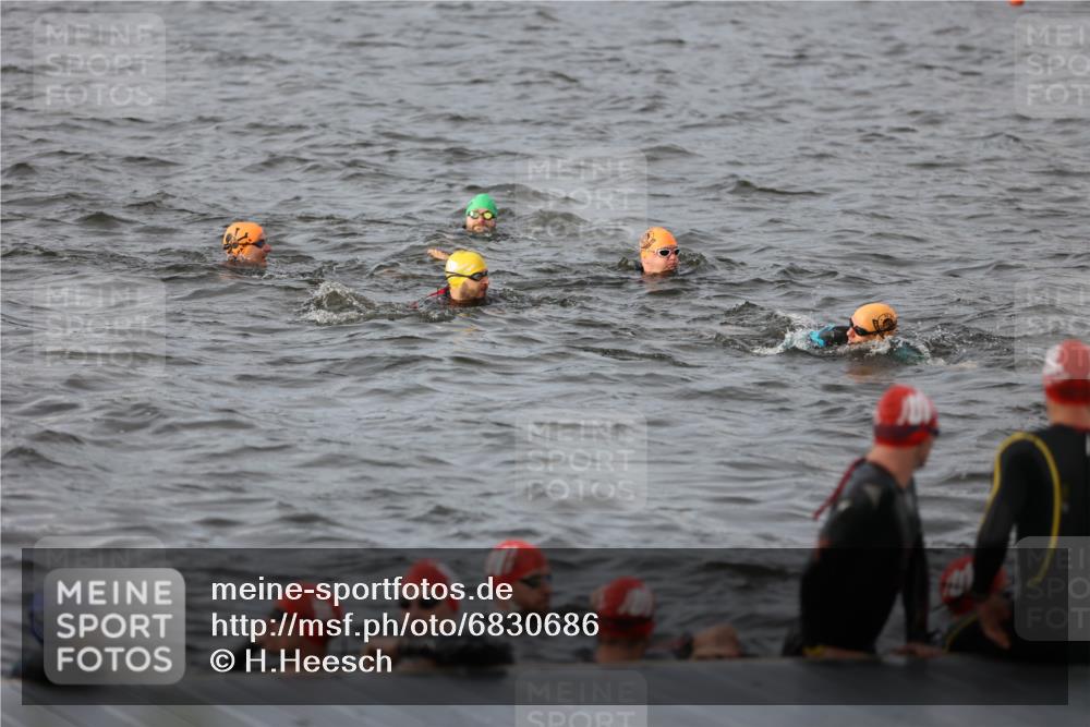 25.08.2024 - Elbe Triathlon Hamburg H.Heesch http://msf.ph/oto/6830686 25.08.2024 07:58:51 Schwimmen  meine-sportfotos.de