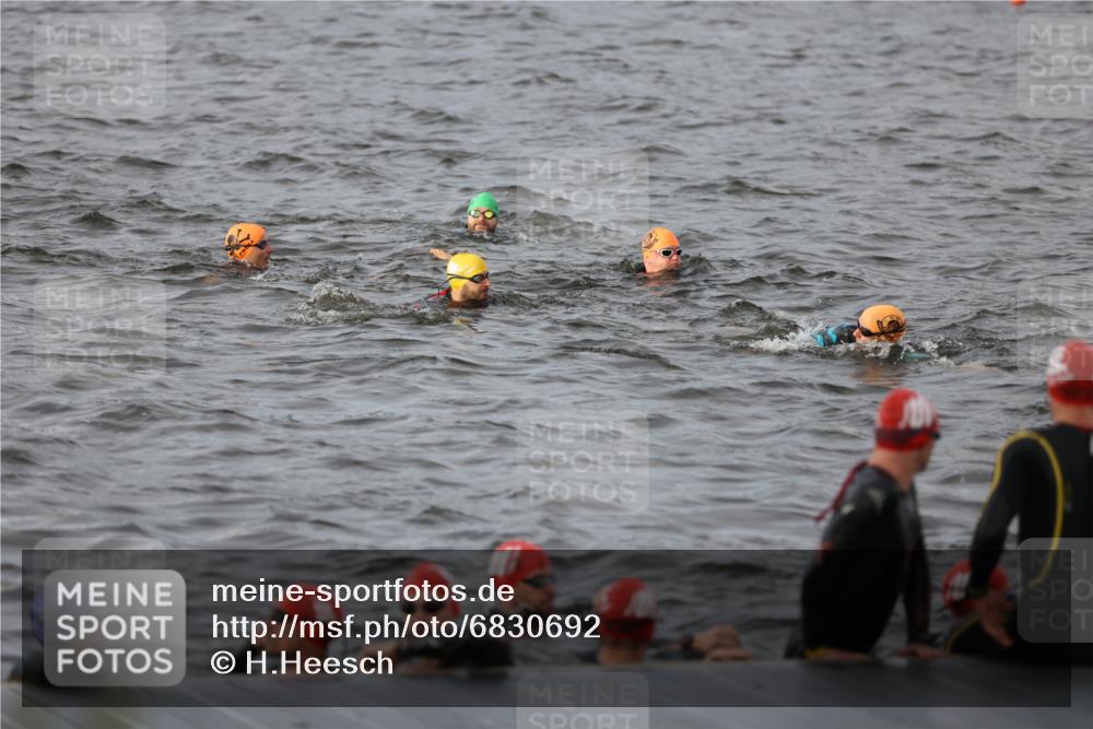 25.08.2024 - Elbe Triathlon Hamburg H.Heesch http://msf.ph/oto/6830692 25.08.2024 07:58:51 Schwimmen  meine-sportfotos.de