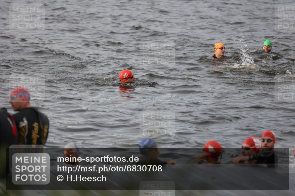 25.08.2024 - Elbe Triathlon Hamburg H.Heesch http://msf.ph/oto/6830708 25.08.2024 07:58:53 Schwimmen  meine-sportfotos.de