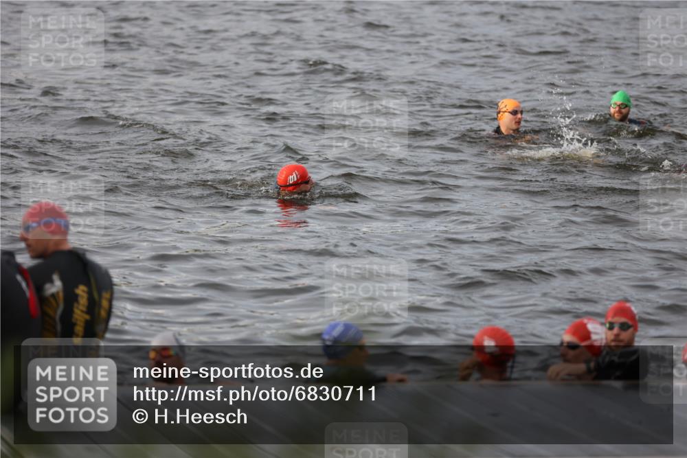 25.08.2024 - Elbe Triathlon Hamburg H.Heesch http://msf.ph/oto/6830711 25.08.2024 07:58:53 Schwimmen  meine-sportfotos.de