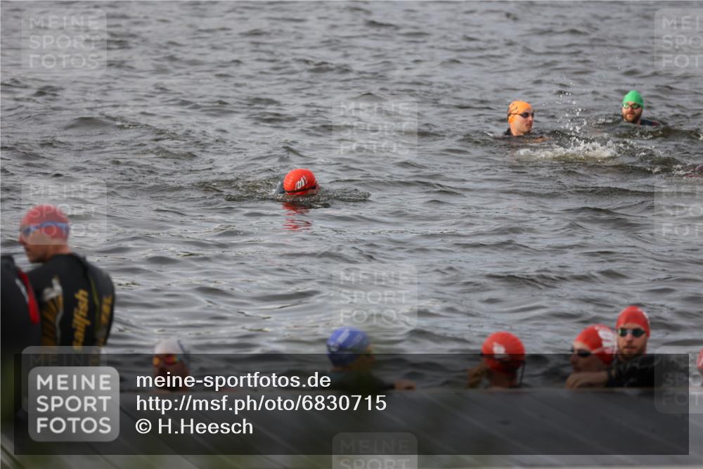 25.08.2024 - Elbe Triathlon Hamburg H.Heesch http://msf.ph/oto/6830715 25.08.2024 07:58:53 Schwimmen  meine-sportfotos.de