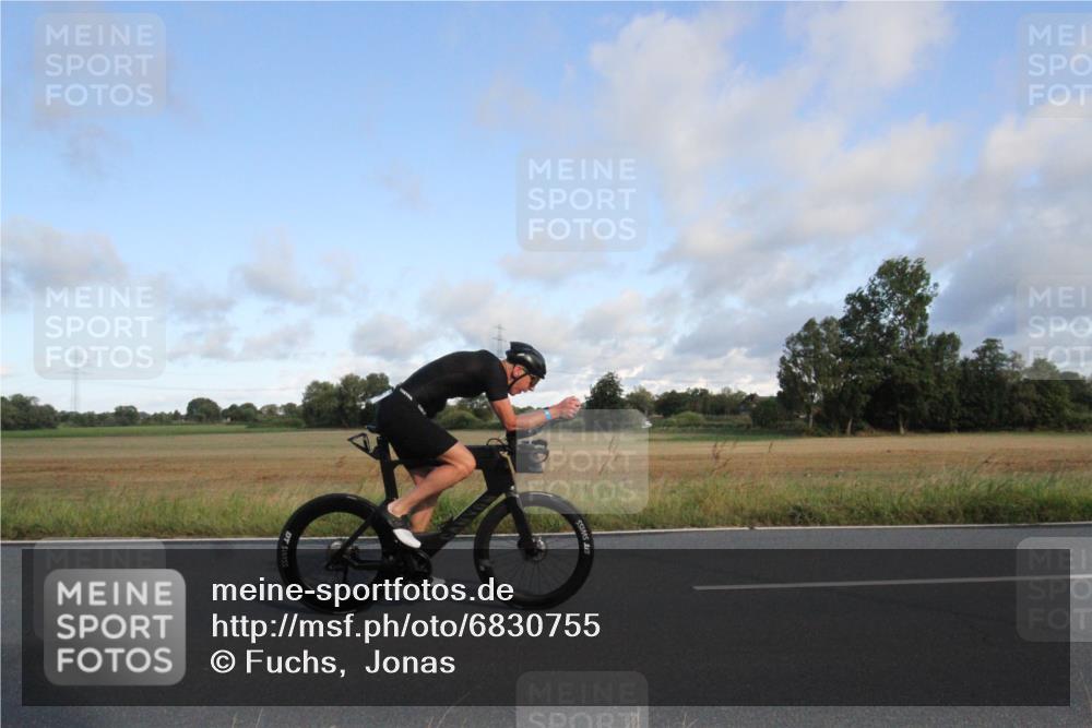 25.08.2024 - Elbe Triathlon Hamburg Fuchs,  Jonas http://msf.ph/oto/6830755 25.08.2024 09:25:12 Radfahren 87, 303, 426, 415, 226, 43 meine-sportfotos.de
