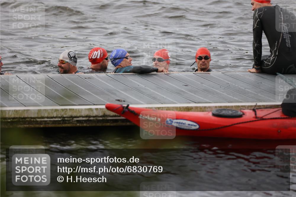 25.08.2024 - Elbe Triathlon Hamburg H.Heesch http://msf.ph/oto/6830769 25.08.2024 08:01:37 Schwimmen  meine-sportfotos.de