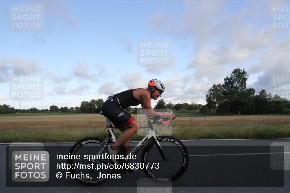 25.08.2024 - Elbe Triathlon Hamburg Fuchs,  Jonas http://msf.ph/oto/6830773 25.08.2024 09:25:27 Radfahren 121, 122, 58, 363 meine-sportfotos.de