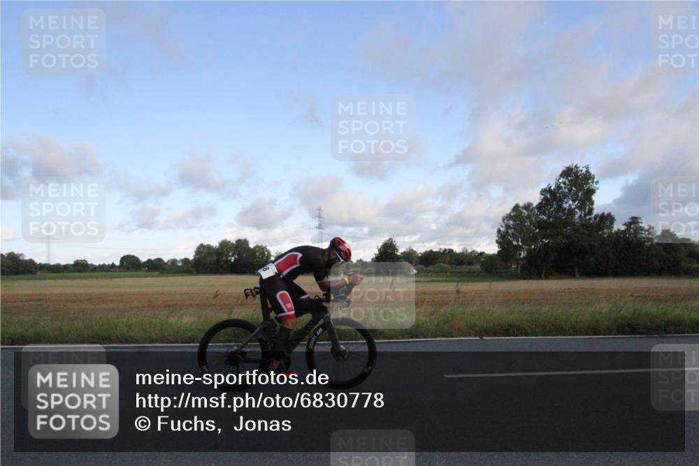 25.08.2024 - Elbe Triathlon Hamburg Fuchs,  Jonas http://msf.ph/oto/6830778 25.08.2024 09:25:28 Radfahren 121, 122, 58, 363, 284 meine-sportfotos.de