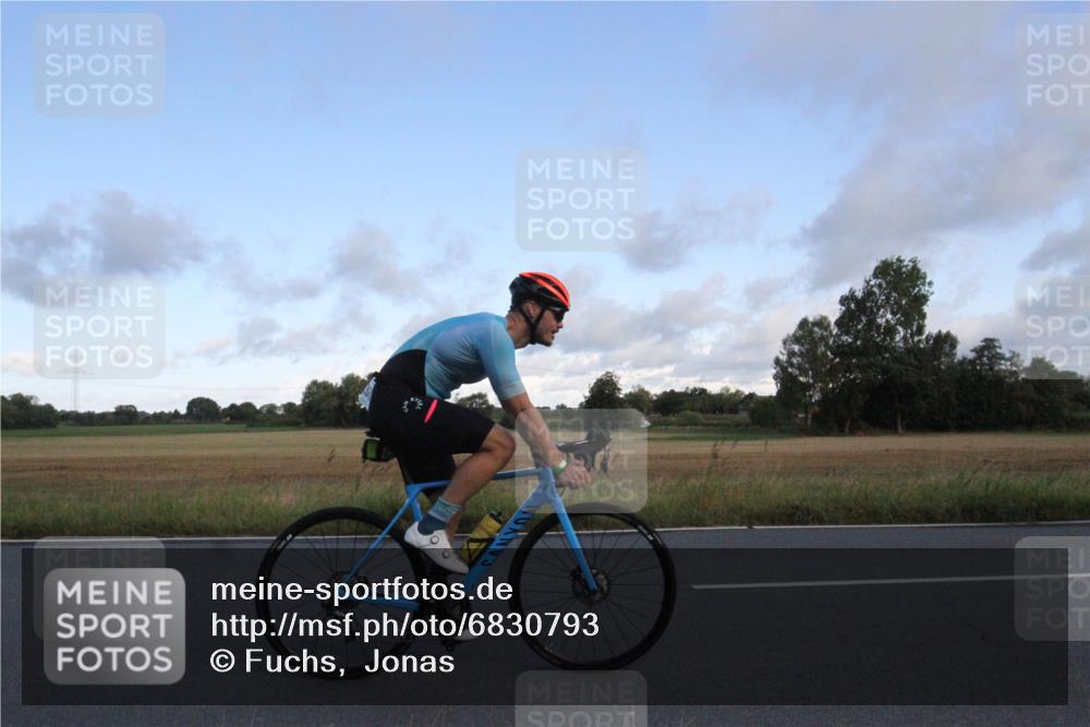 25.08.2024 - Elbe Triathlon Hamburg Fuchs,  Jonas http://msf.ph/oto/6830793 25.08.2024 09:25:53 Radfahren 77, 238, 210, 230 meine-sportfotos.de