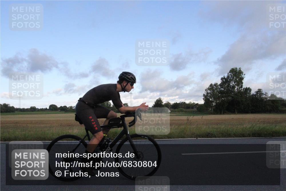 25.08.2024 - Elbe Triathlon Hamburg Fuchs,  Jonas http://msf.ph/oto/6830804 25.08.2024 09:26:00 Radfahren 210, 230, 202, 166, 222 meine-sportfotos.de