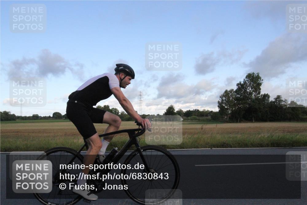 25.08.2024 - Elbe Triathlon Hamburg Fuchs,  Jonas http://msf.ph/oto/6830843 25.08.2024 09:26:14 Radfahren 61, 252, 390, 52, 285, 318, 54 meine-sportfotos.de