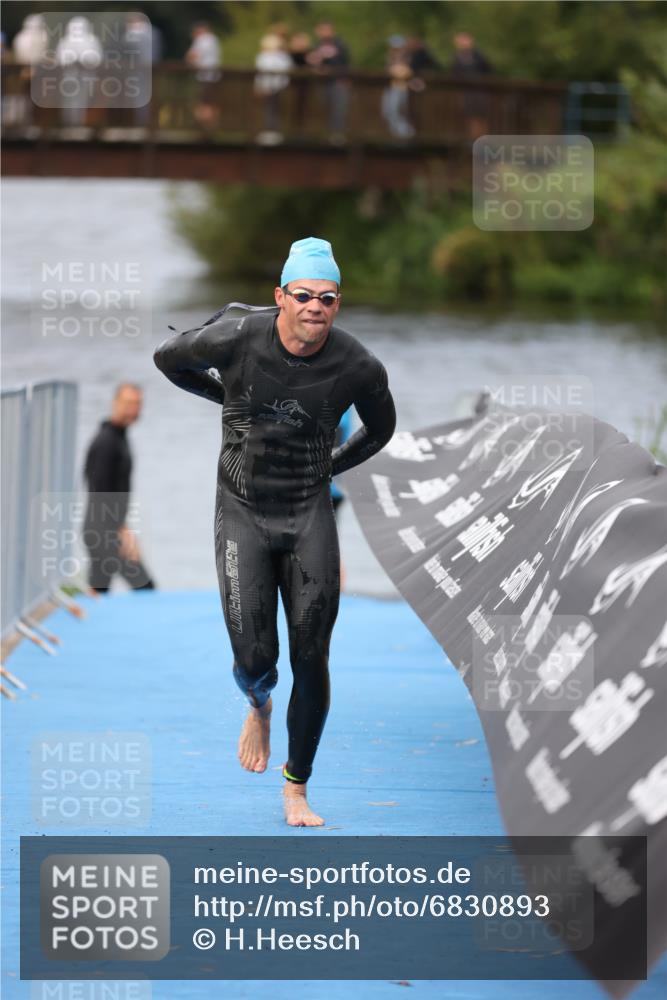 25.08.2024 - Elbe Triathlon Hamburg H.Heesch http://msf.ph/oto/6830893 25.08.2024 08:26:36 Schwimmen 85 meine-sportfotos.de