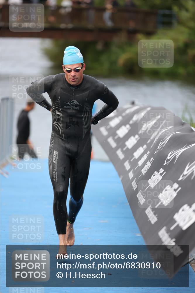 25.08.2024 - Elbe Triathlon Hamburg H.Heesch http://msf.ph/oto/6830910 25.08.2024 08:26:37 Schwimmen 85 meine-sportfotos.de
