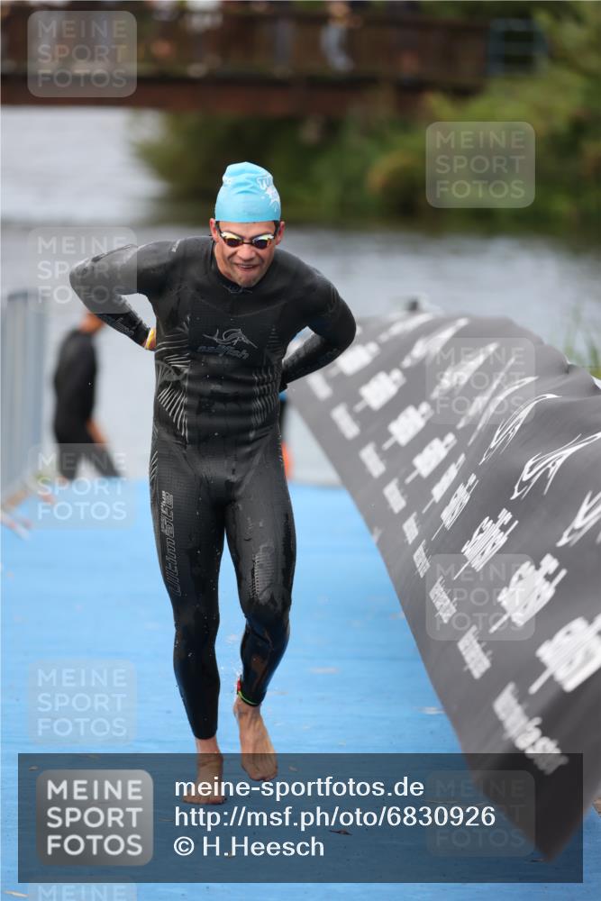 25.08.2024 - Elbe Triathlon Hamburg H.Heesch http://msf.ph/oto/6830926 25.08.2024 08:26:37 Schwimmen 85 meine-sportfotos.de