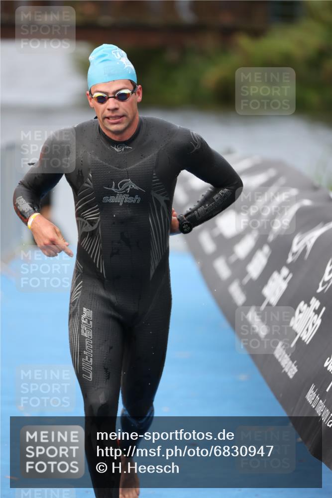 25.08.2024 - Elbe Triathlon Hamburg H.Heesch http://msf.ph/oto/6830947 25.08.2024 08:26:38 Schwimmen 85 meine-sportfotos.de