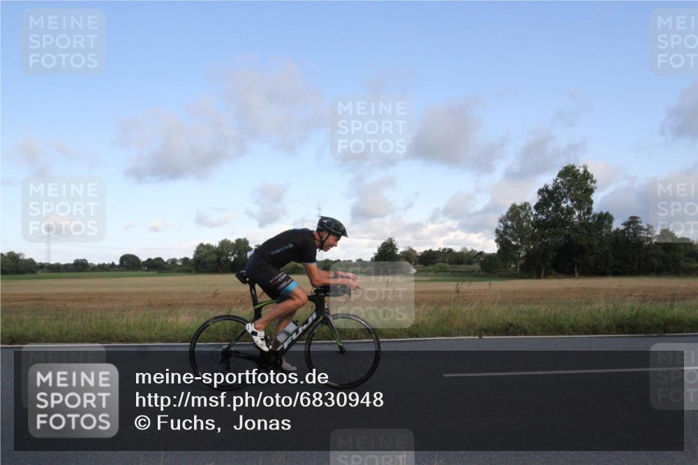25.08.2024 - Elbe Triathlon Hamburg Fuchs,  Jonas http://msf.ph/oto/6830948 25.08.2024 09:27:38 Radfahren 157, 378, 215, 163 meine-sportfotos.de