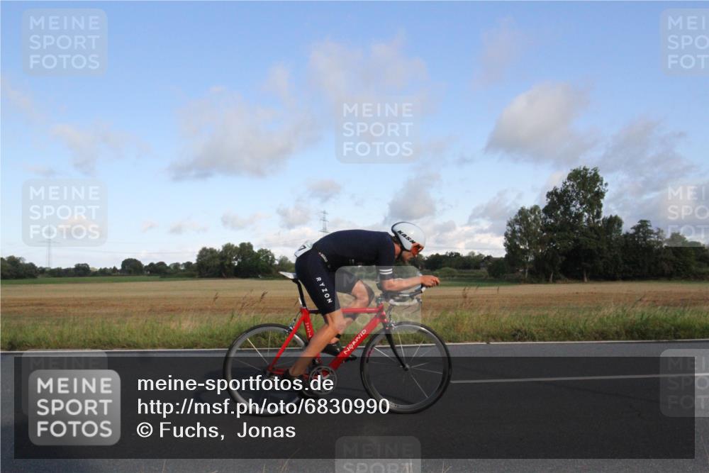 25.08.2024 - Elbe Triathlon Hamburg Fuchs,  Jonas http://msf.ph/oto/6830990 25.08.2024 09:28:08 Radfahren 150, 69, 207, 435, 417, 55 meine-sportfotos.de
