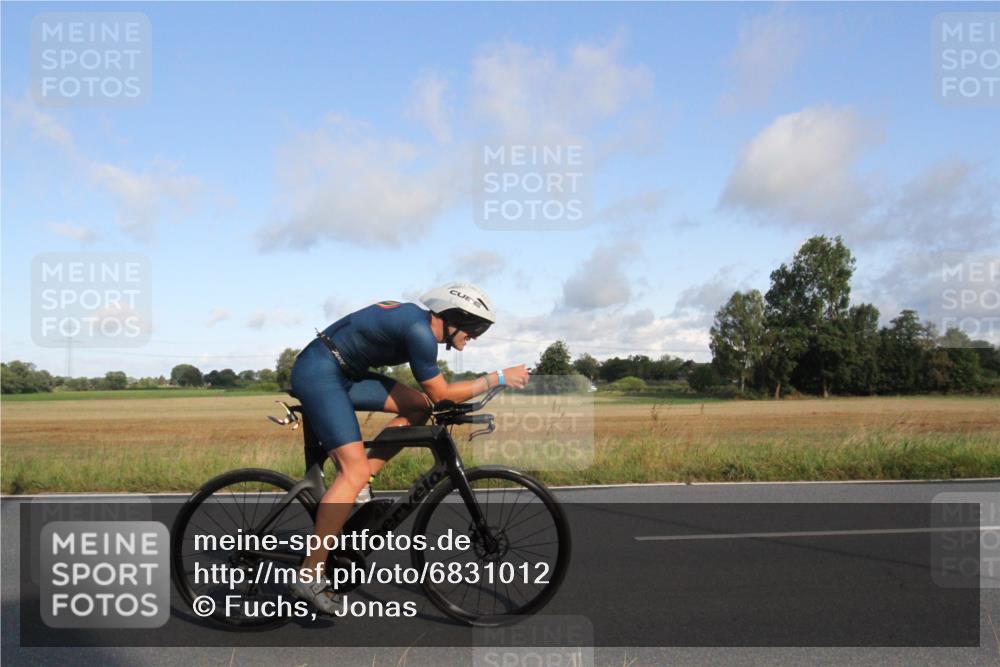 25.08.2024 - Elbe Triathlon Hamburg Fuchs,  Jonas http://msf.ph/oto/6831012 25.08.2024 09:28:18 Radfahren 55, 270, 358, 398 meine-sportfotos.de
