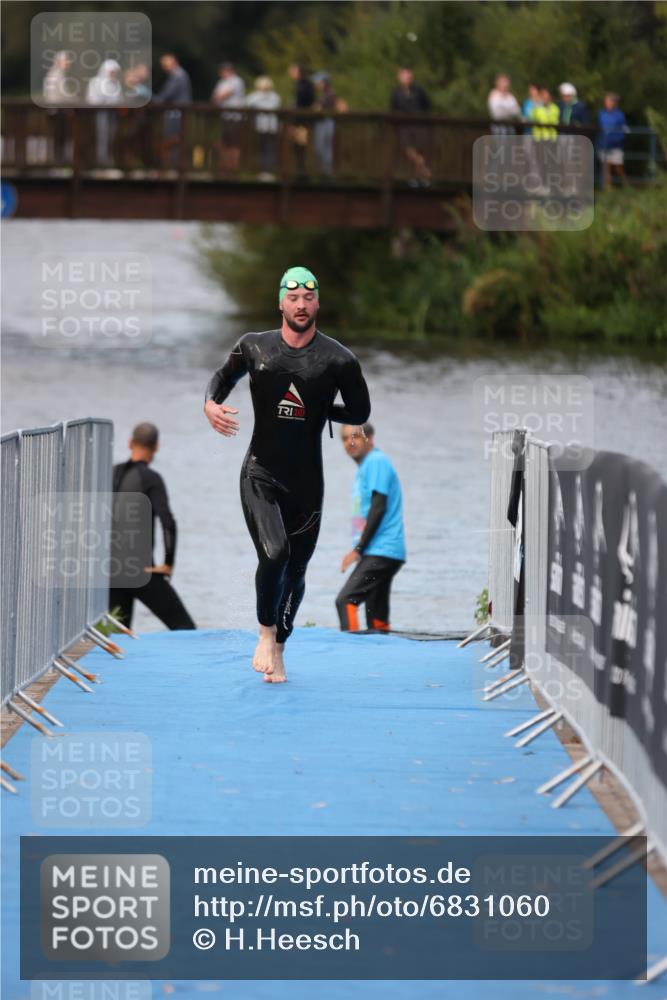 25.08.2024 - Elbe Triathlon Hamburg H.Heesch http://msf.ph/oto/6831060 25.08.2024 08:28:02 Schwimmen 47 meine-sportfotos.de
