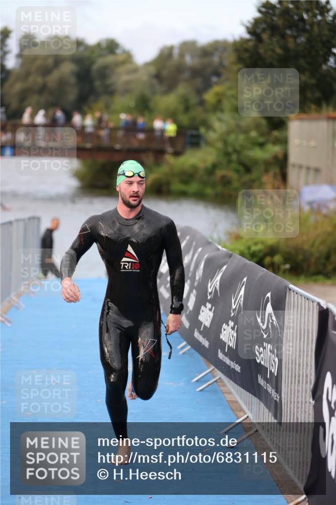 25.08.2024 - Elbe Triathlon Hamburg H.Heesch http://msf.ph/oto/6831115 25.08.2024 08:28:06 Schwimmen 47 meine-sportfotos.de