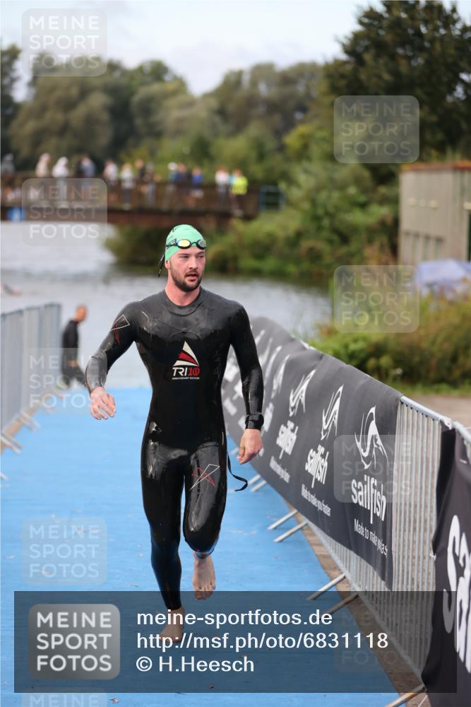 25.08.2024 - Elbe Triathlon Hamburg H.Heesch http://msf.ph/oto/6831118 25.08.2024 08:28:06 Schwimmen 47 meine-sportfotos.de